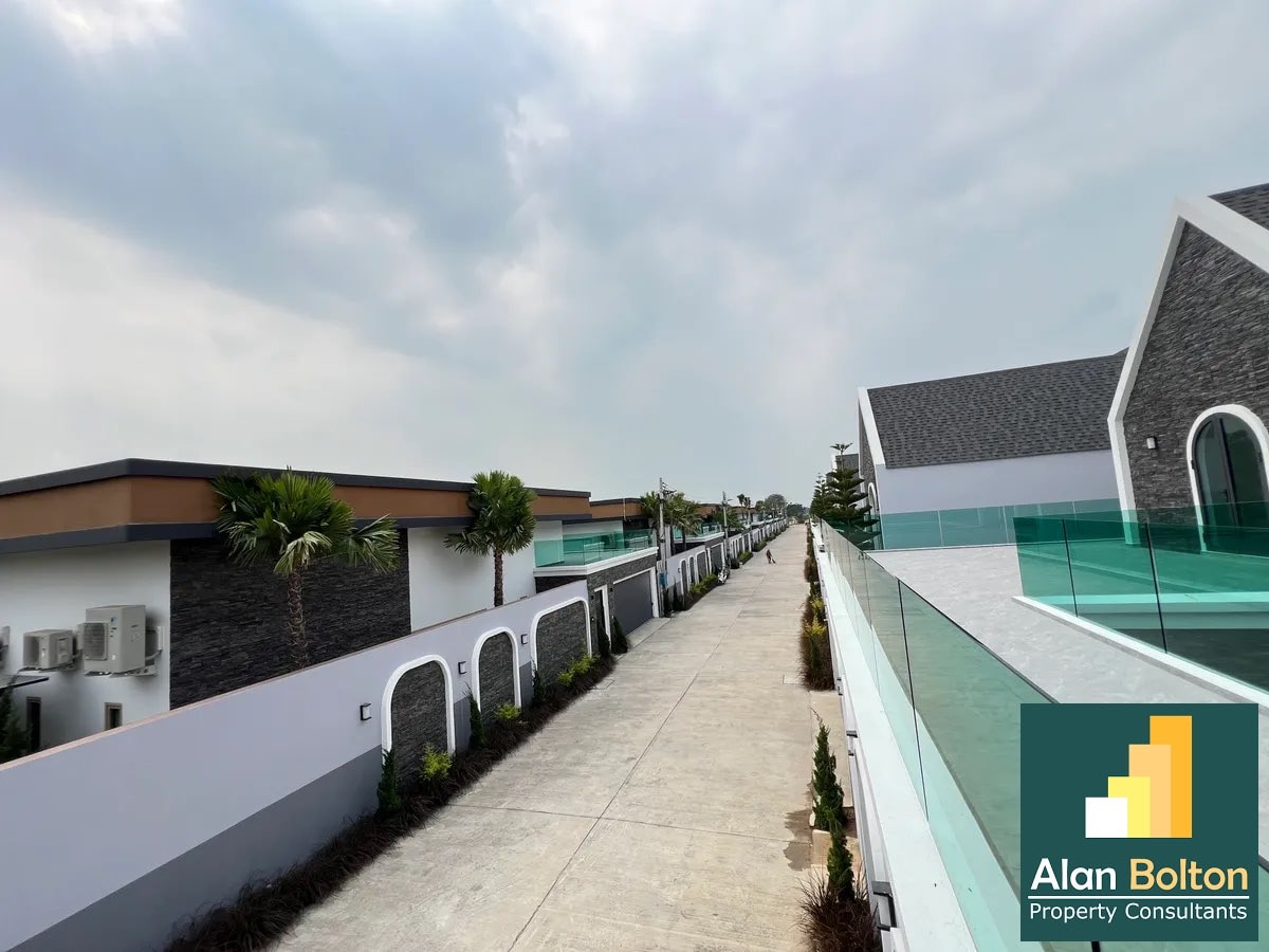 Pool villa for sale 4 Bedrooms 6 Bathrooms in East Pattaya photo 13