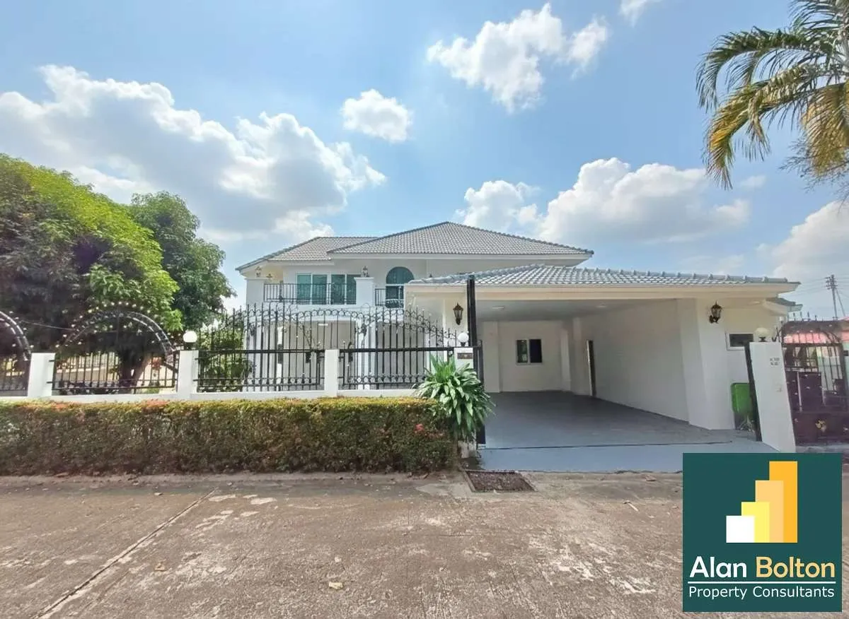 Specious Single Detached House 3 bedrooms 4 bathrooms near Motorway 7 for Sale