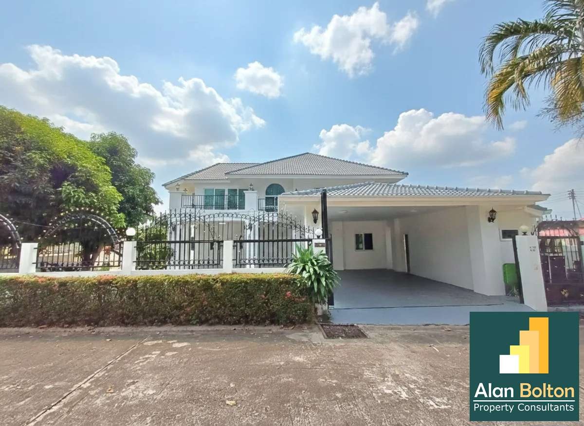 Specious Single Detached House 3 bedrooms 4 bathrooms near Motorway 7 for Sale