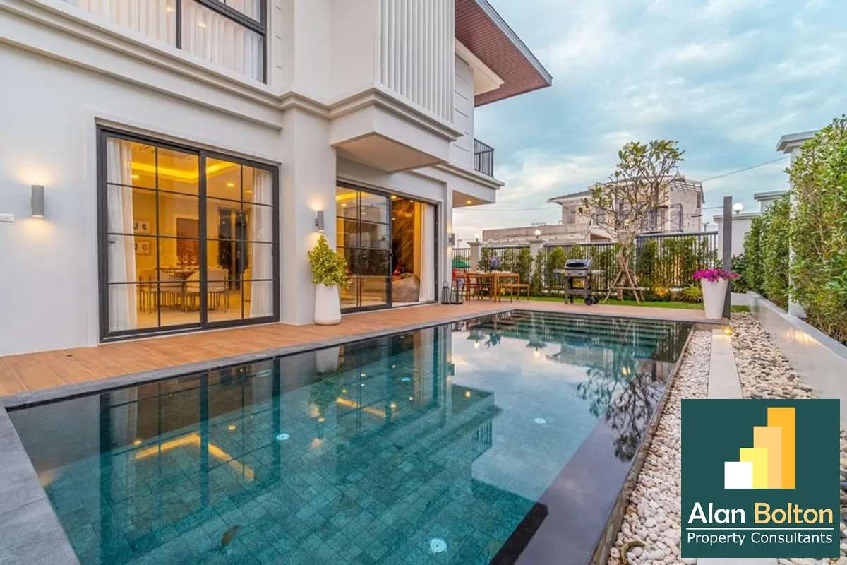 Newly Built 5-Bedroom Private Pool Villa, East Pattaya