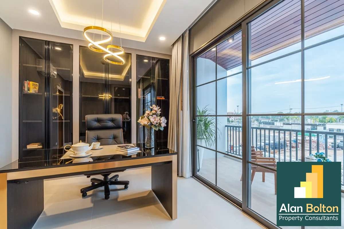 Newly Built 5-Bedroom Private Pool Villa, East Pattaya photo 11