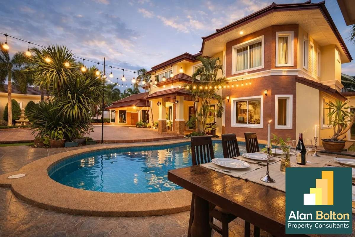 Platinum Villa House 7 Bedrooms For Sale Set on a Generous Approx 1,200 SQM Location Just Off The Main Road