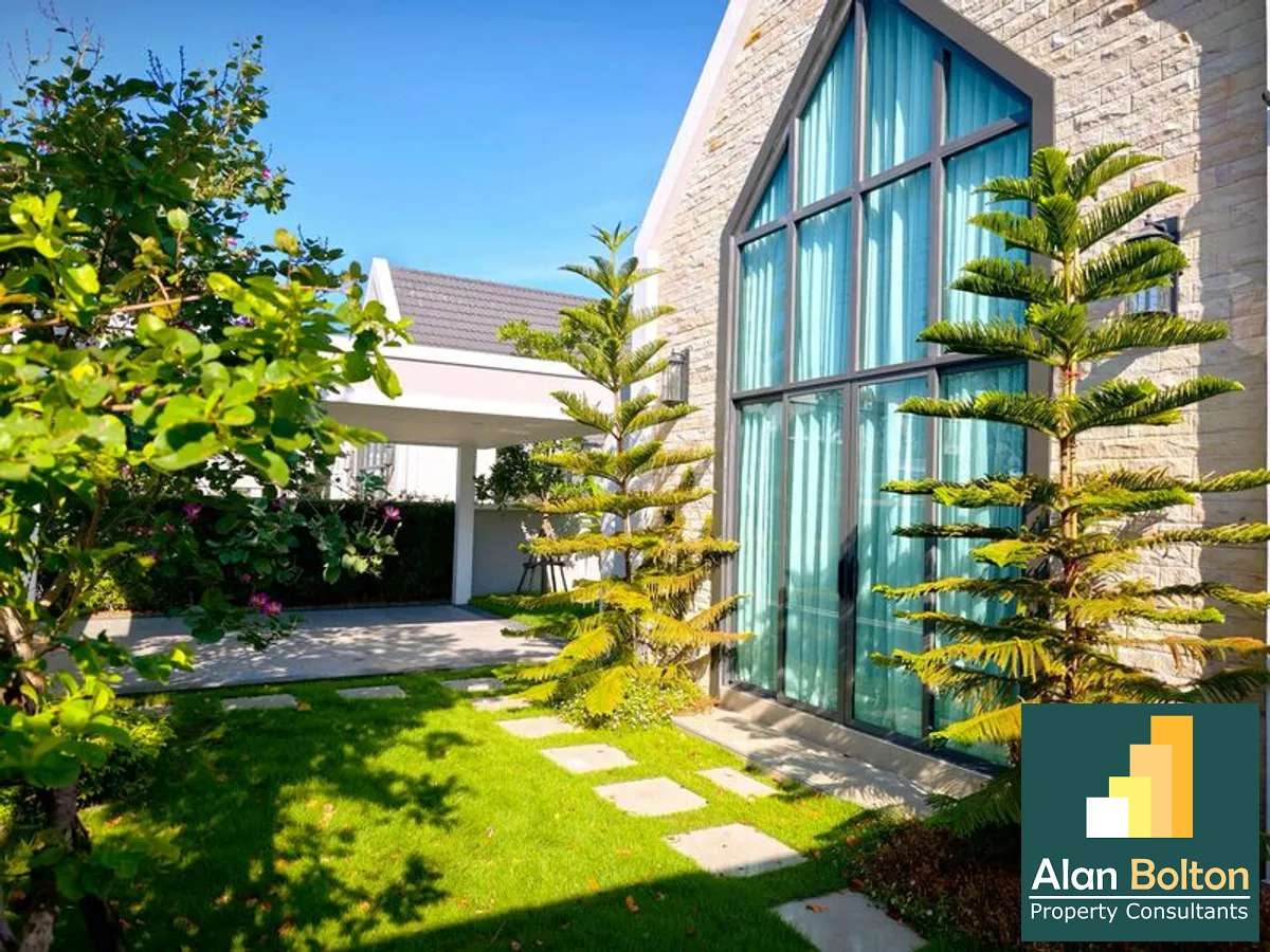 Elegance Pool Villa 3 beds 4 baths near Mabprachan Lake for SALE