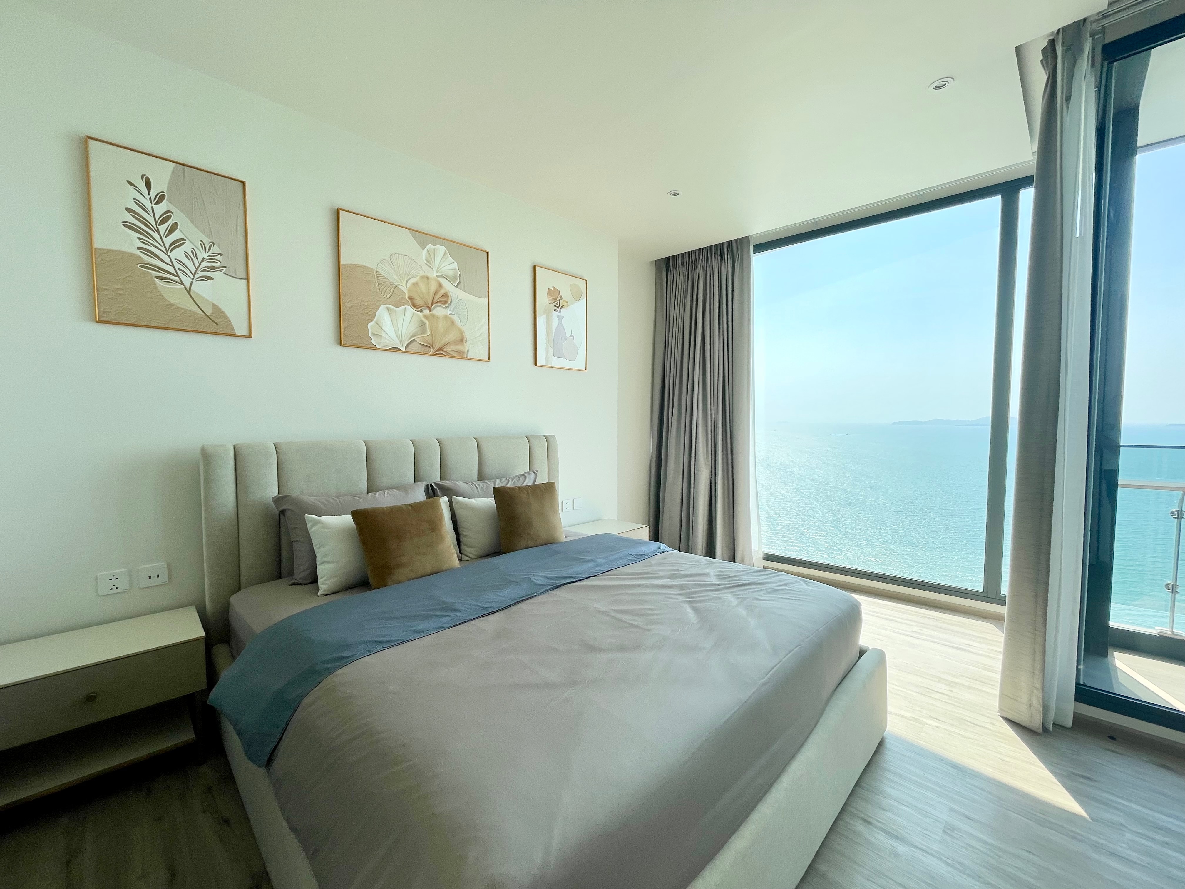 Arom WongAmat Beach Front photo 13
