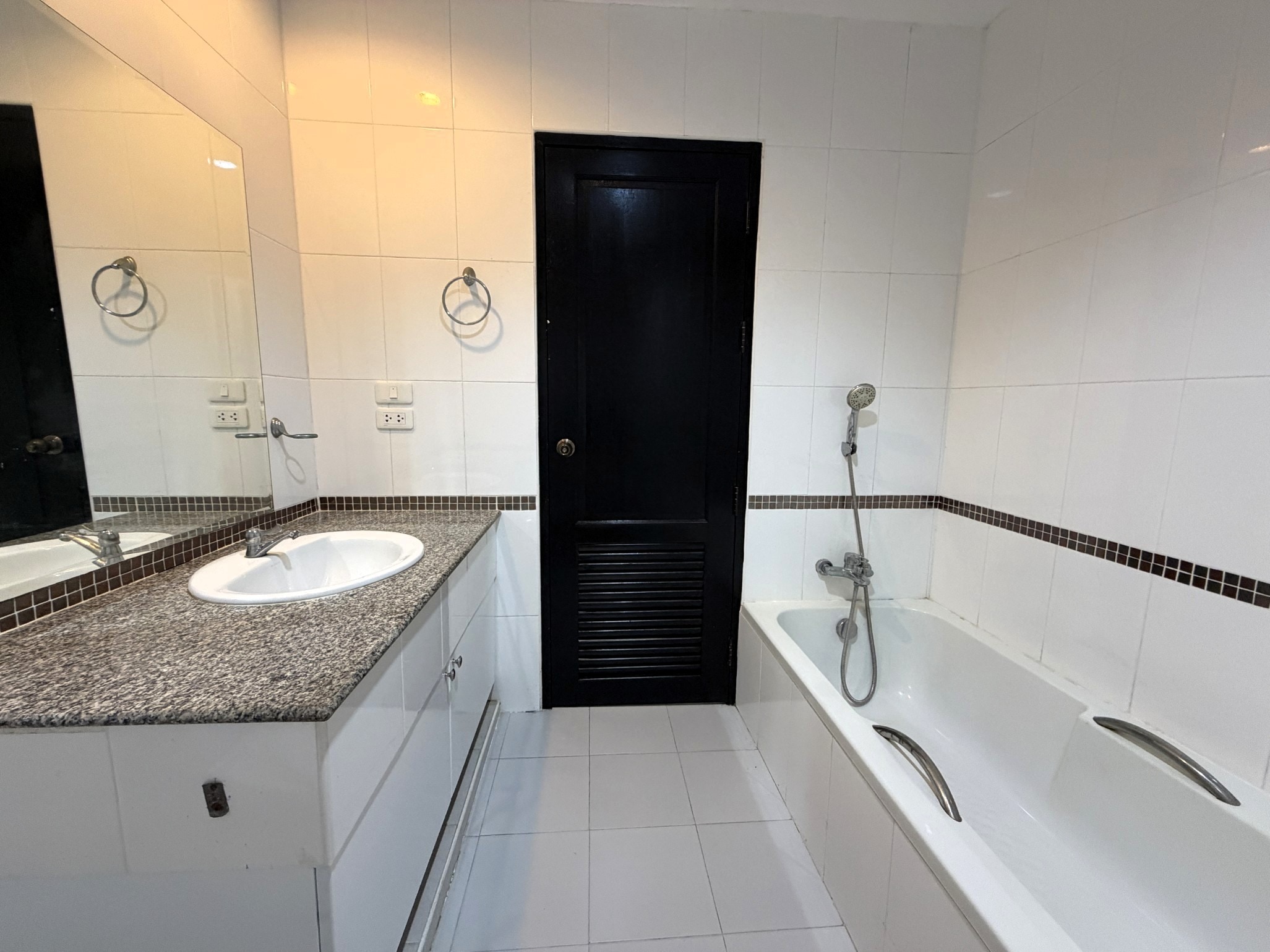 Large studio Condo For Sale And rent In Tepprasit Road photo 17