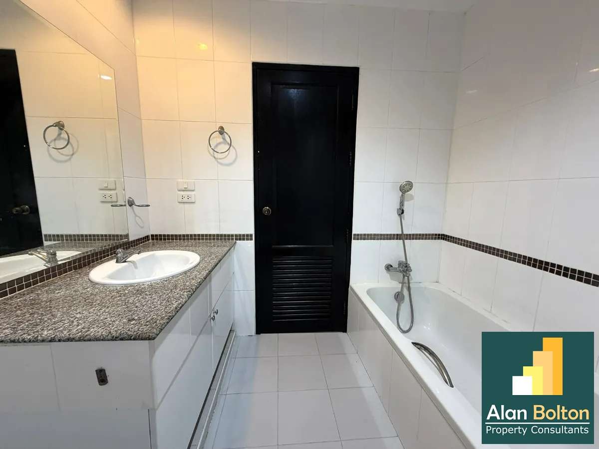 Large studio Condo For Sale And rent In Tepprasit Road photo 10