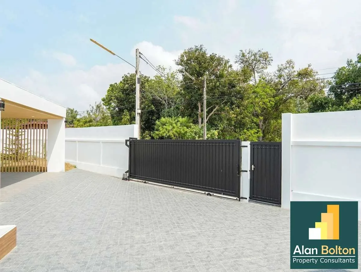 Luxury Pool villa 4 Bedrooms 5 Bathrooms in East Pattaya photo 13