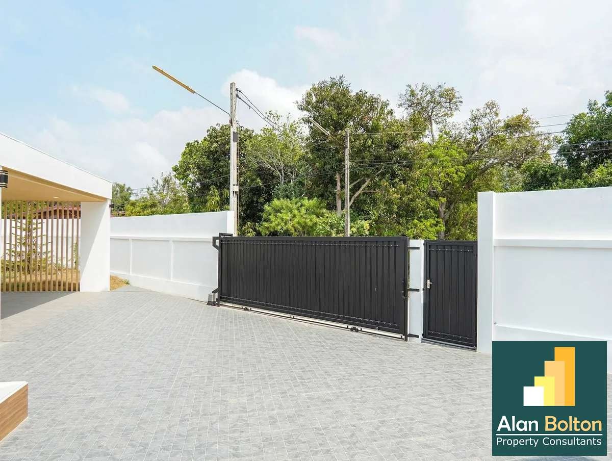 Luxury Pool villa 4 Bedrooms 5 Bathrooms in East Pattaya photo 13