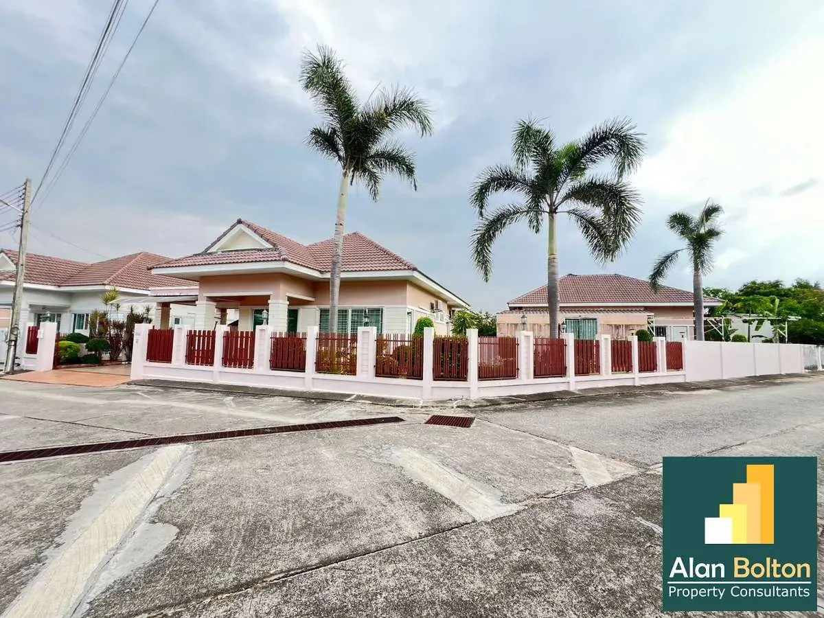 Corner house for sale 3 Bedrooms 2 Bathrooms in East Pattaya