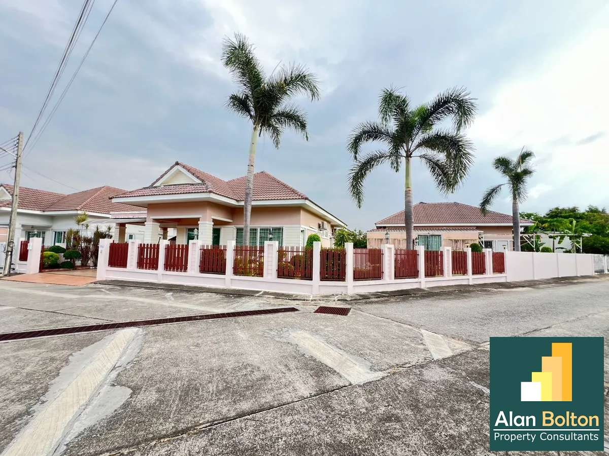 Coner house for sale 3 Bedrooms 2 Bathrooms in East Pattaya