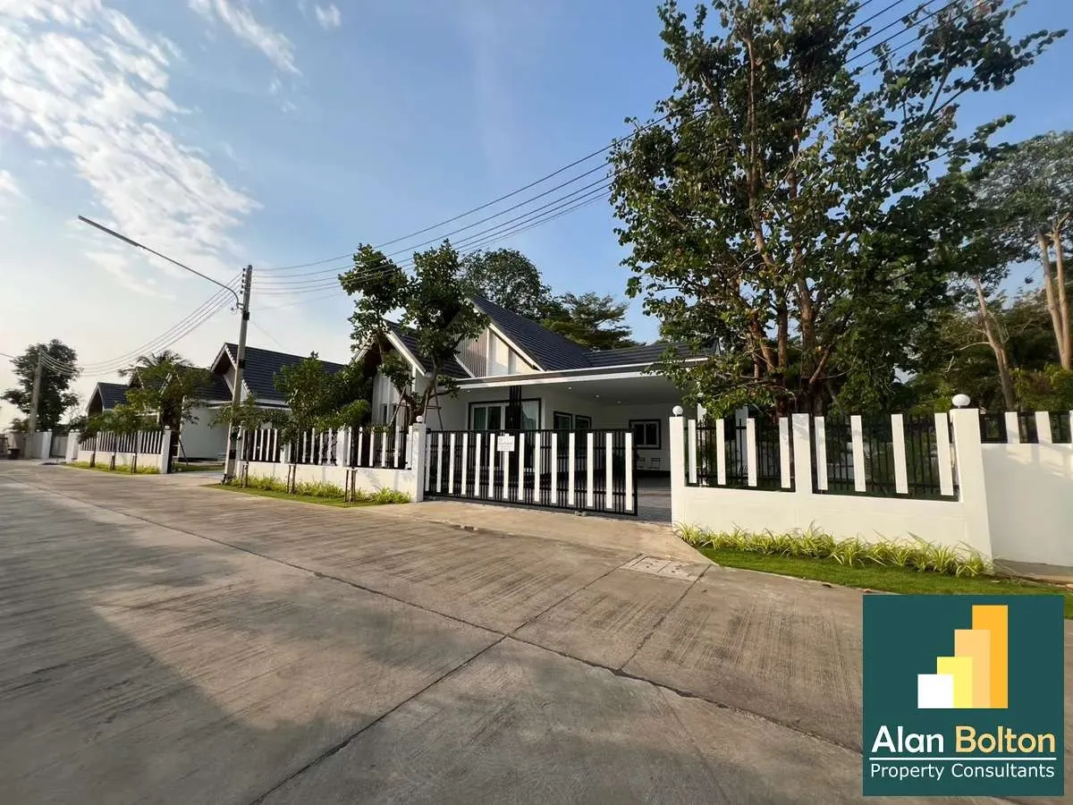 Coner house 3 Bedrooms 2 Bathrooms in East Pattaya photo 2