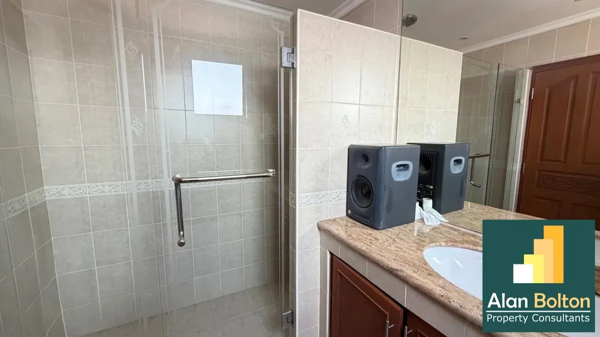 Ocean View Large One bedroom condo for Sale in Jomtien photo 9