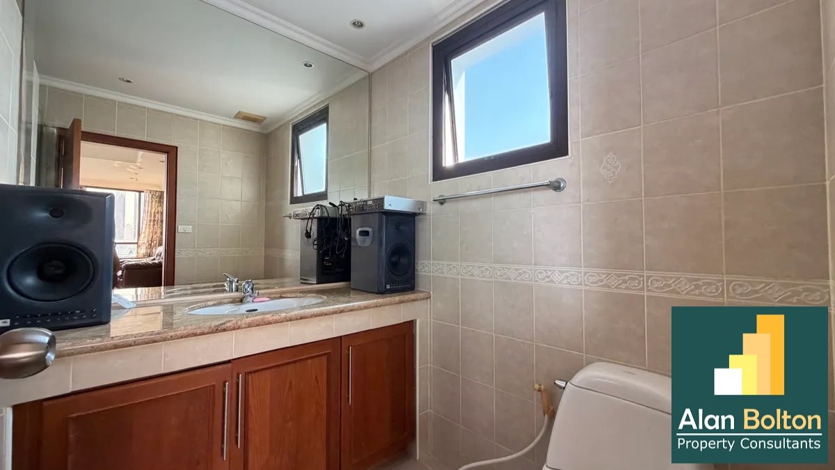 Ocean View Large One bedroom condo for Sale in Jomtien photo 8