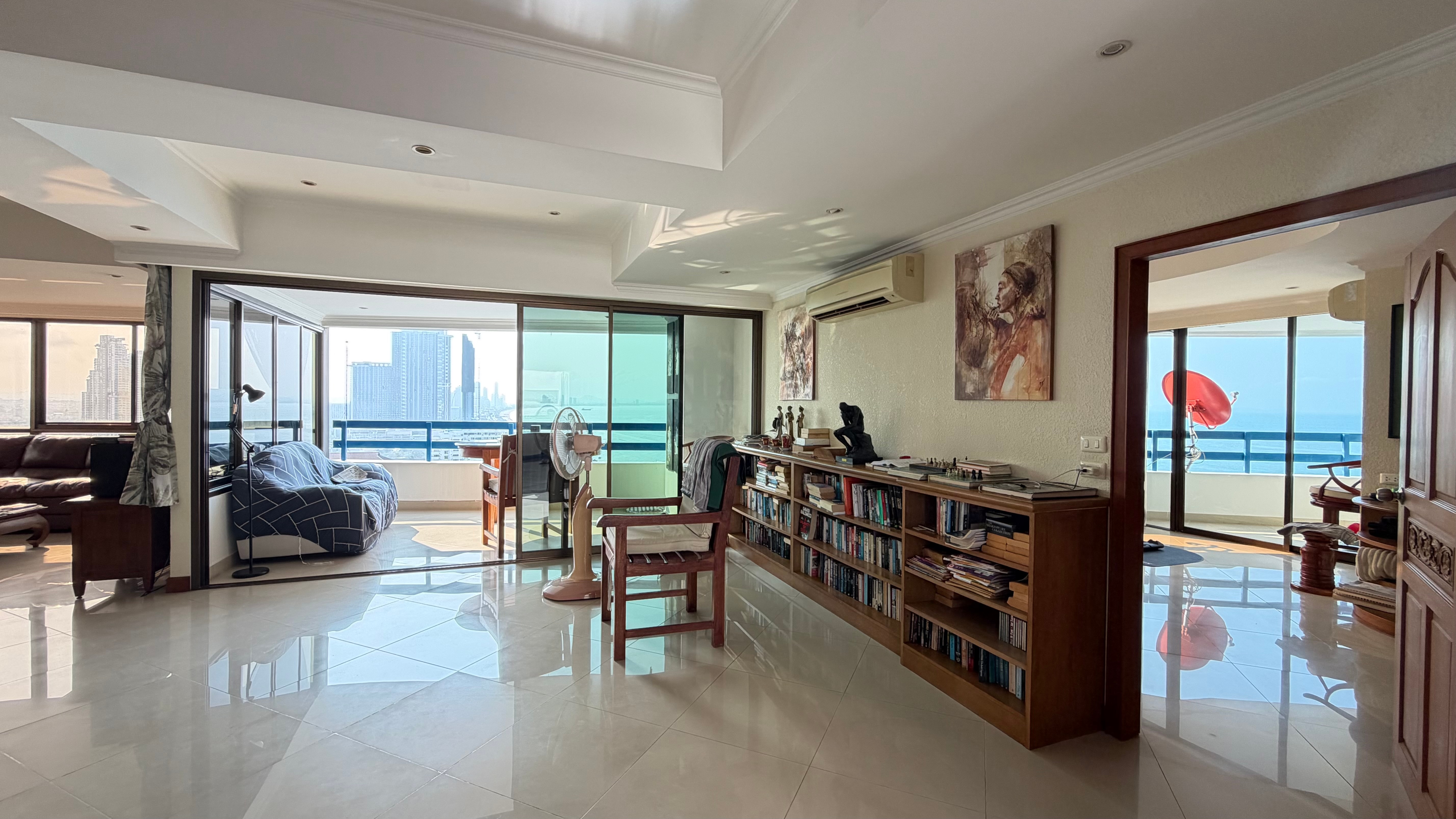 Ocean View Large One bedroom condo for Sale in Jomtien photo 28