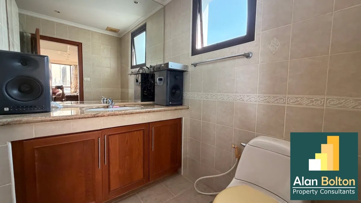 Ocean View Large One bedroom condo for Sale in Jomtien photo 3