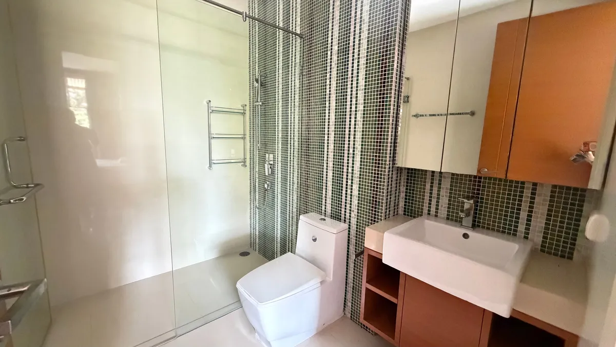 Large One bedroom Condo For Sale In The Cove Condominium photo 20