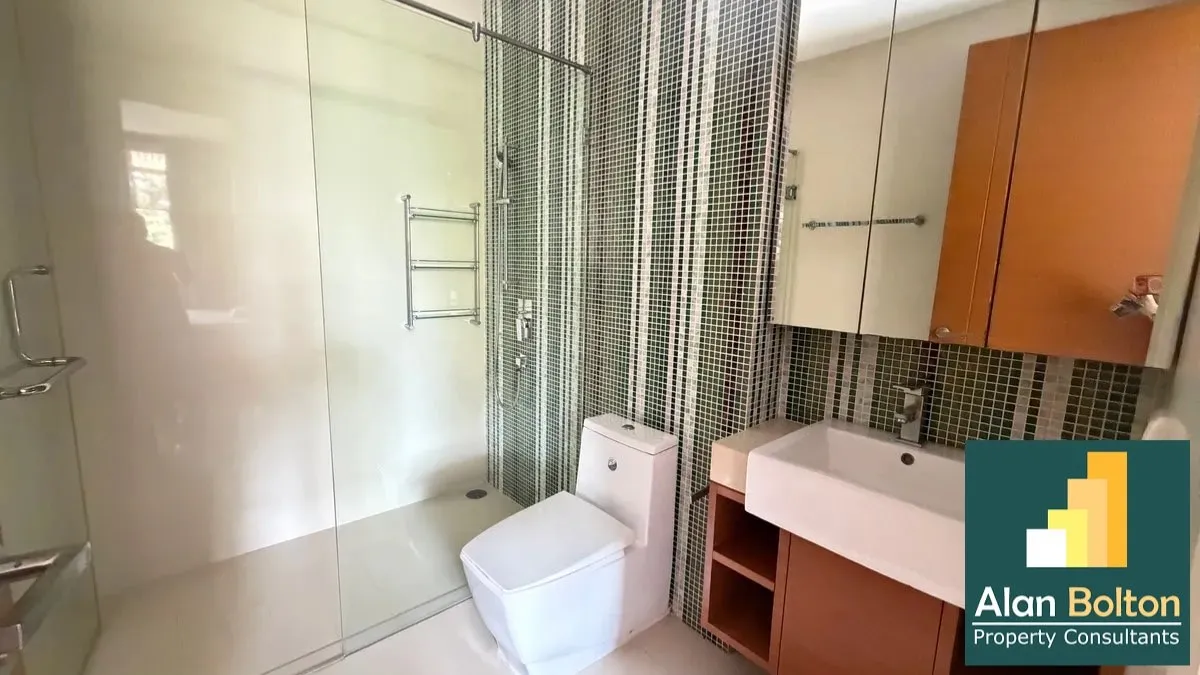 Large One bedroom Condo For Sale In The Cove Condominium photo 3