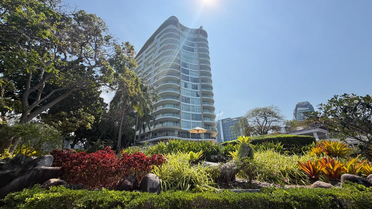 Large One bedroom Condo For Sale In The Cove Condominium photo 26