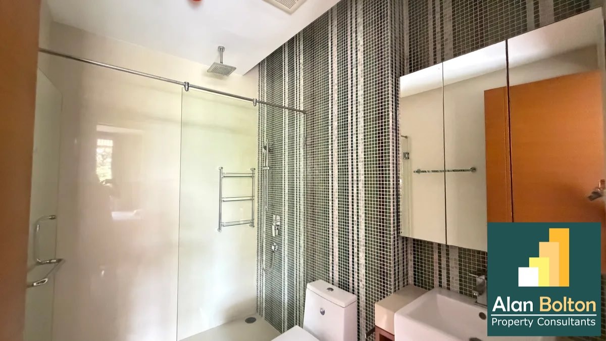 Large One bedroom Condo For Sale In The Cove Condominium photo 4