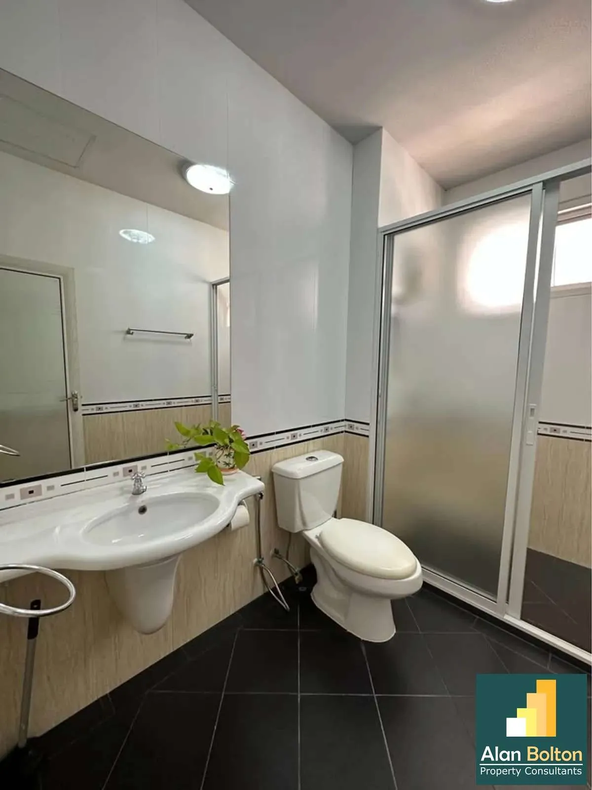 Corner House 3 Bedrooms 3 Bathrooms in East Pattaya photo 4