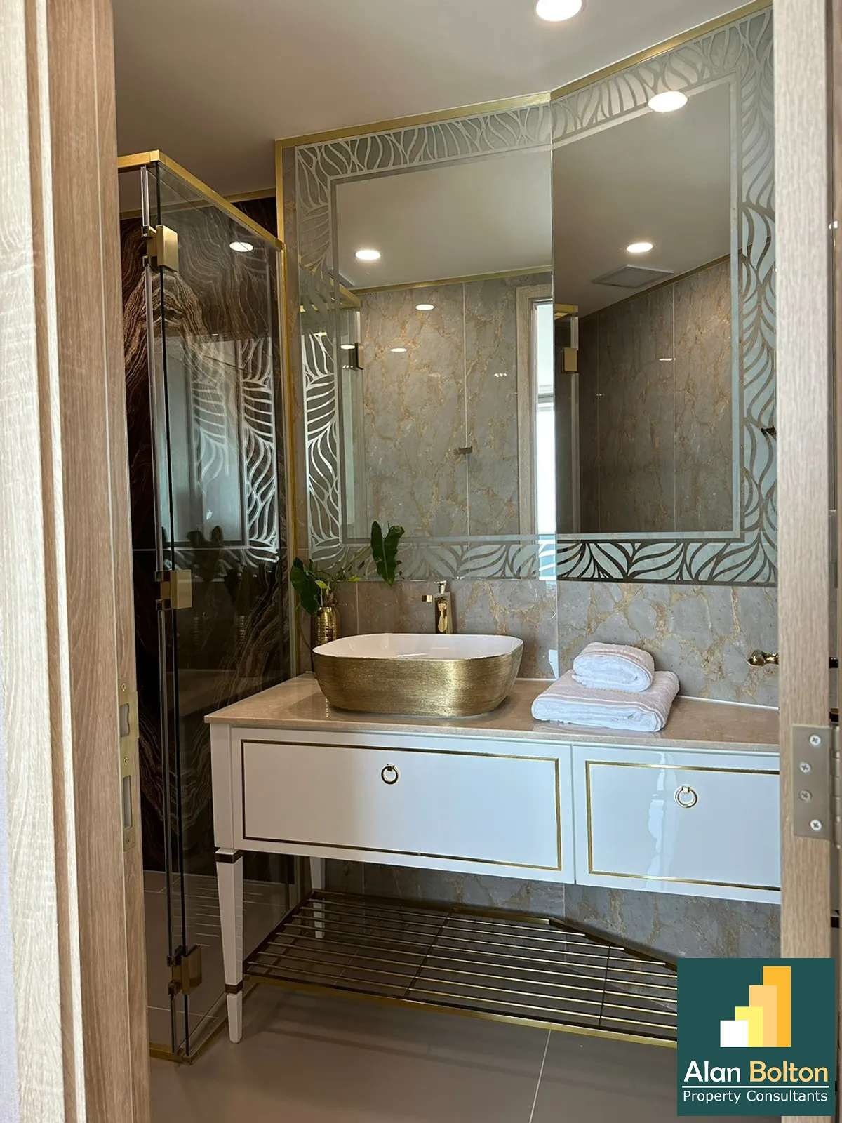 Ocean View Condo For Sale in Copacabana photo 8