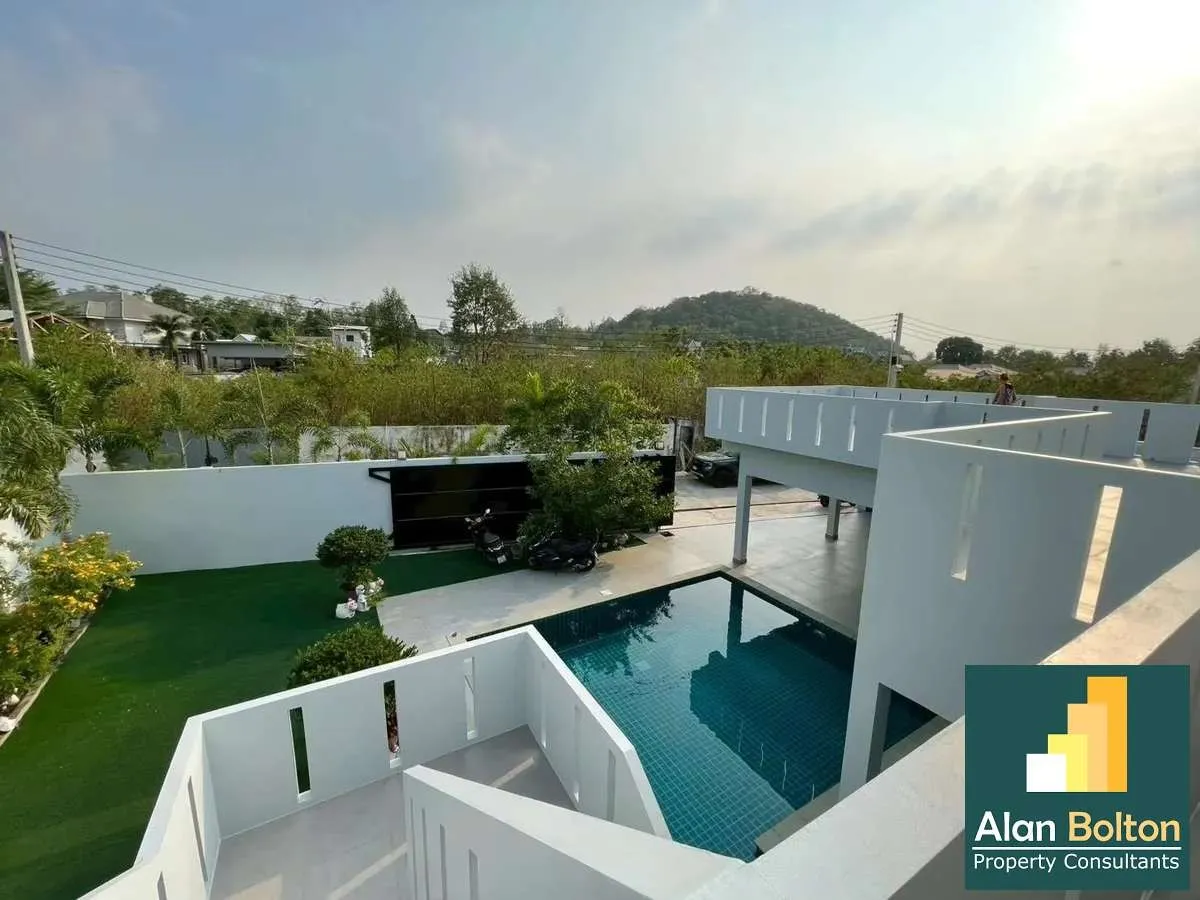 Beautiful 3-Bedroom Villa with Private Pool for Sale in East Pattaya photo 4