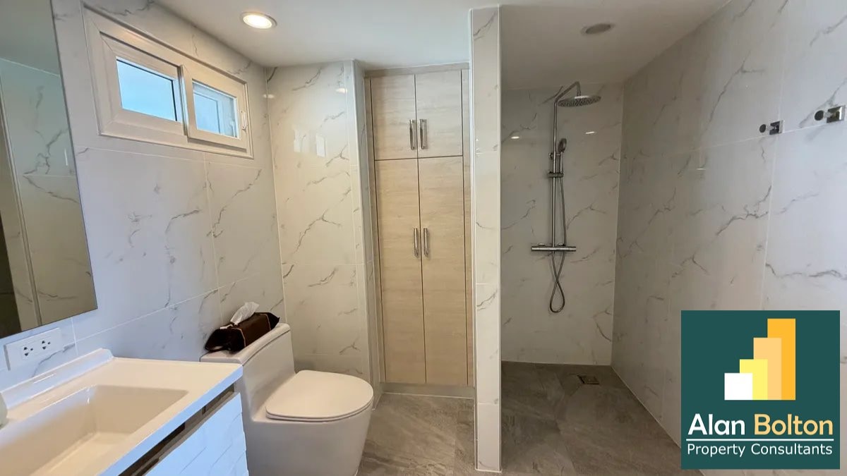 Large Ocean View one Bedroom Condominium do For Rent In Jomtien photo 10