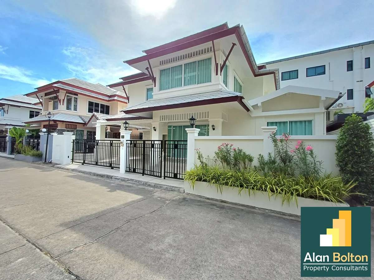 Brand New 2 story detached house 4 beds 4 baths in East Pattaya for RENT photo 3