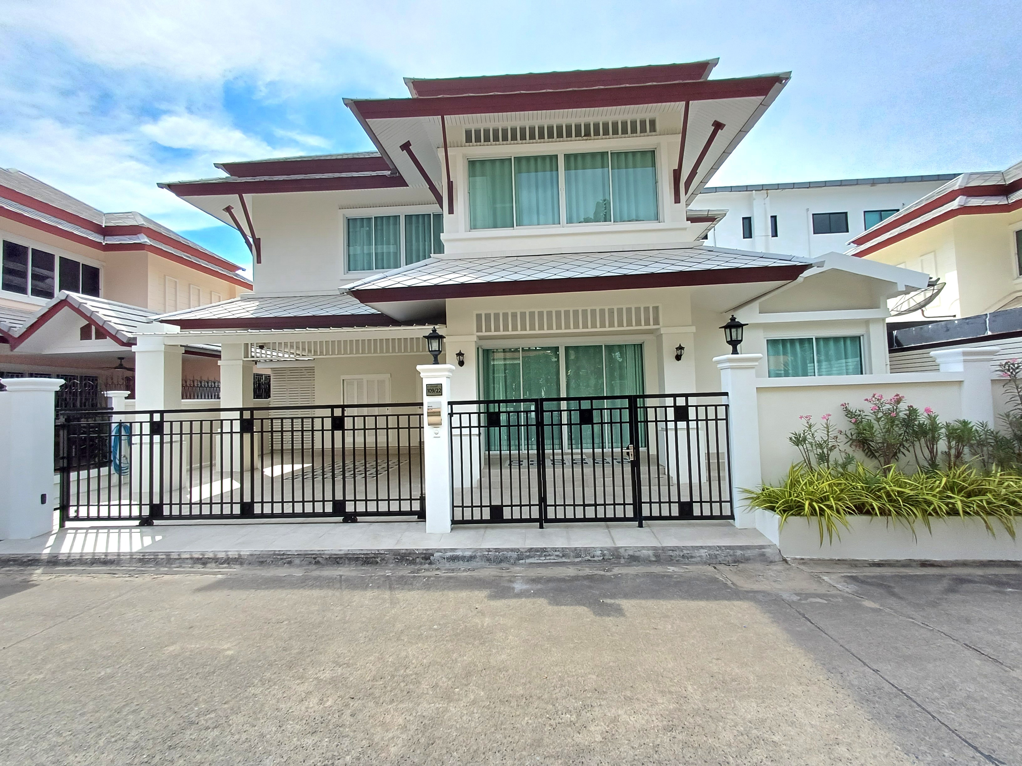 Brand New 2 story detached house 4 beds 4 baths in East Pattaya for RENT photo 22