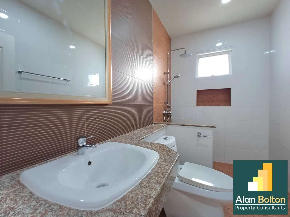 Brand New 2 story detached house 4 beds 4 baths in East Pattaya for RENT photo 15