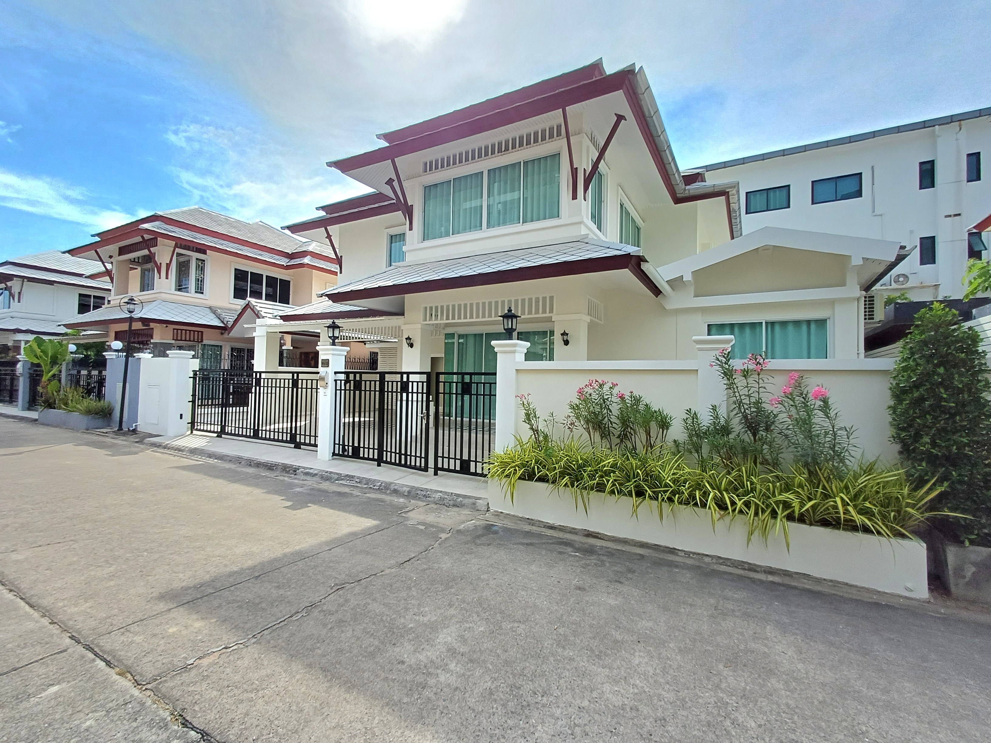 Brand New 2 story detached house 4 beds 4 baths in East Pattaya for RENT photo 24