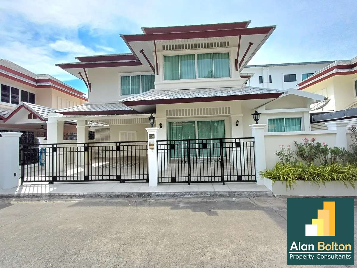 Brand New 2 story detached house 4 beds 4 baths in East Pattaya for RENT photo 2