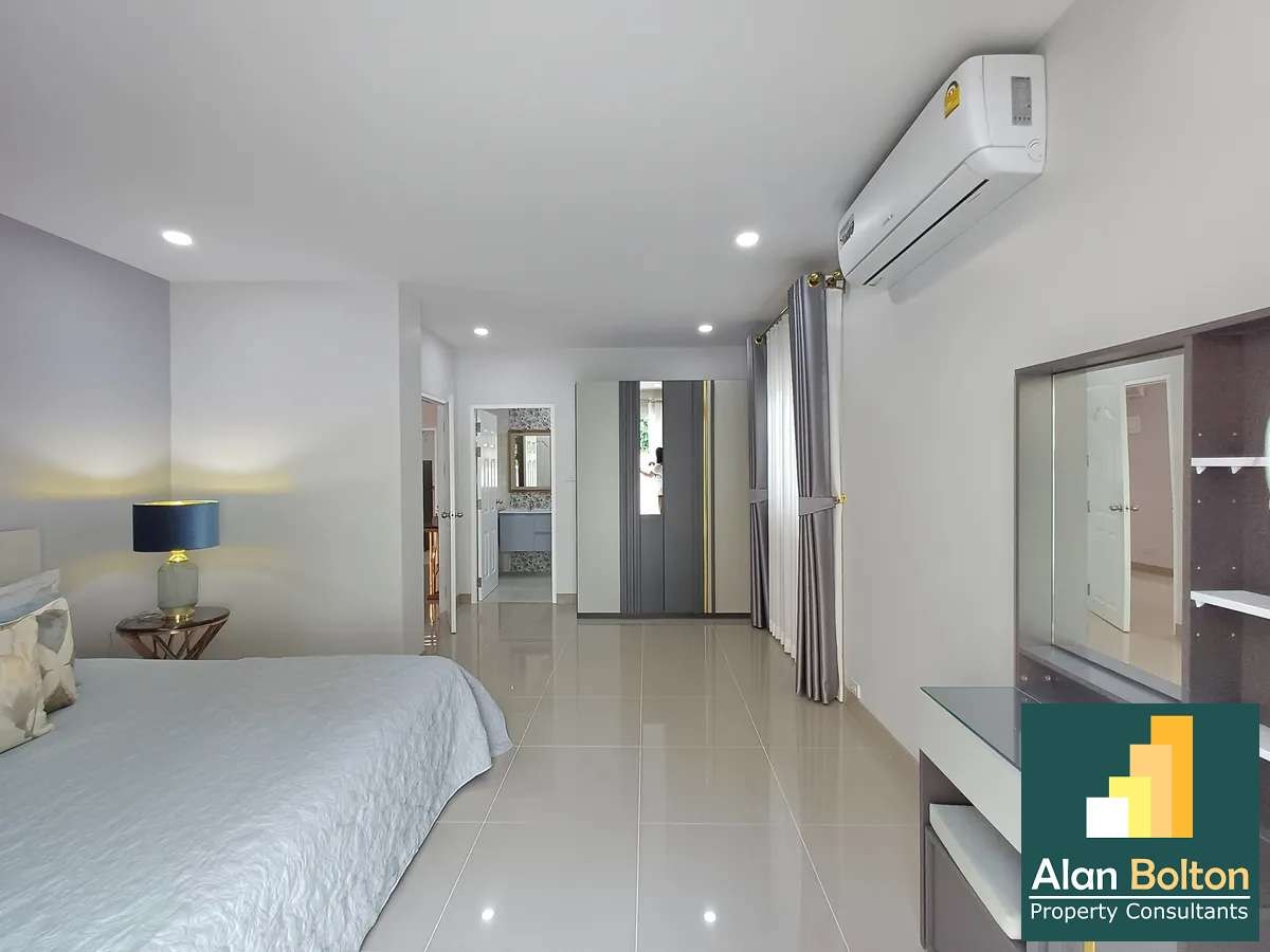 Brand New 2 story detached house 4 beds 4 baths in East Pattaya for RENT photo 14