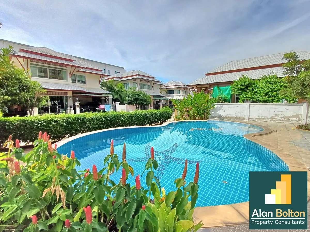 Brand New 2 story detached house 4 beds 4 baths in East Pattaya for RENT photo 21