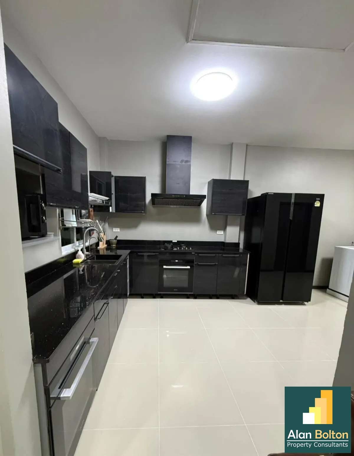3 Bedroom 2 Bathroom for rent and sale photo 4