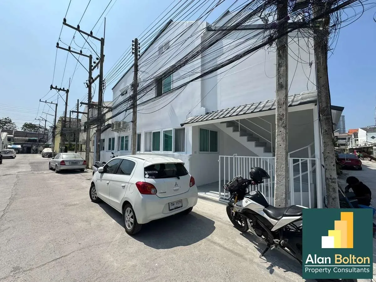 Brand New Fully Renovated Luxury 1 Bed 2 Bath House In Central Pattaya