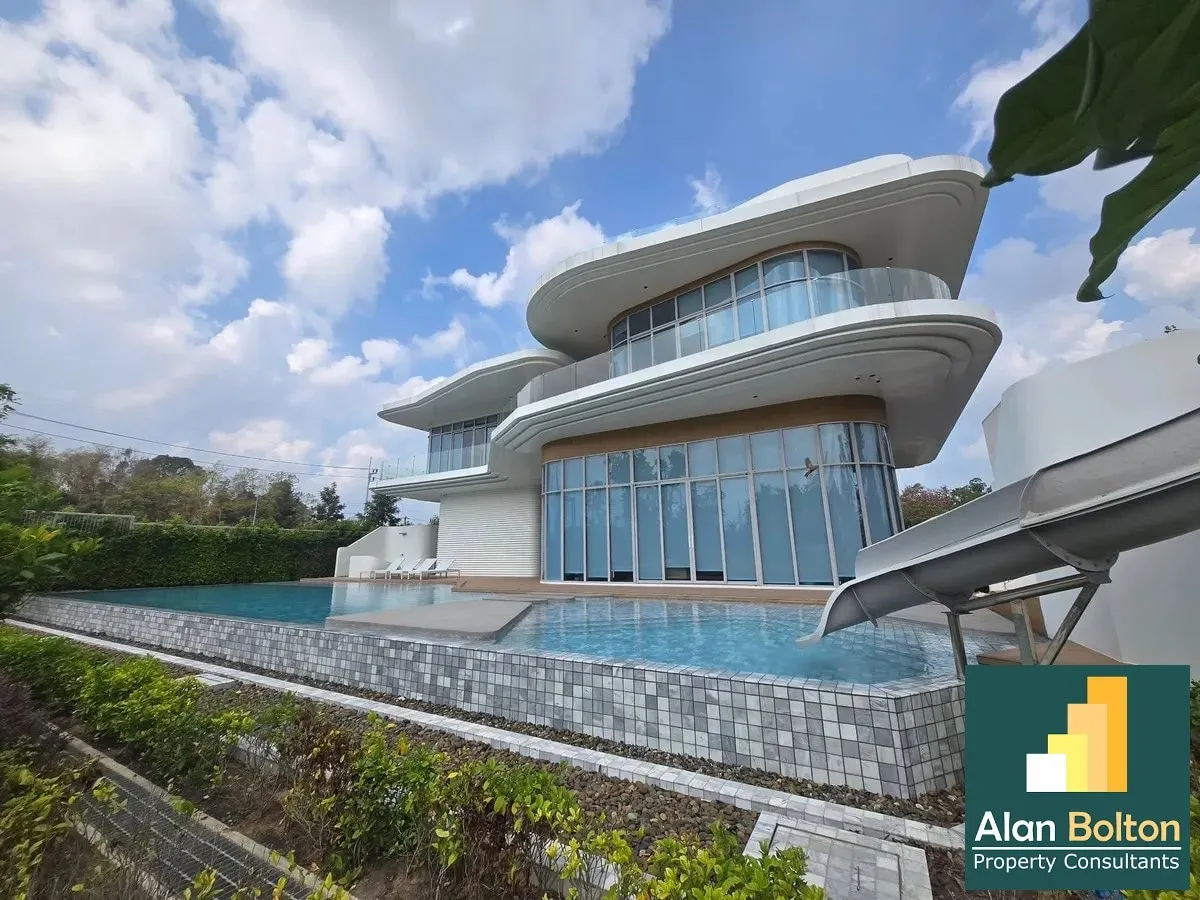 Luxury pool villa  4 Bedrooms 5 Bathrooms in East Pattaya