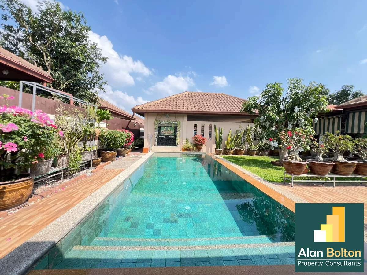 Luxury pool villa 3 Bedrooms 4 Bathrooms in Huay yai