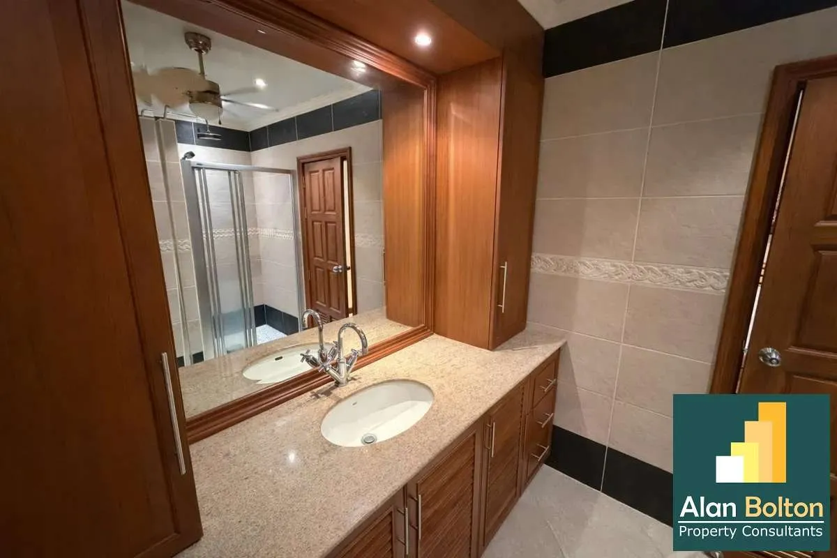 Large Top Floor Two Bedroom Two Bathroom Unit in Popular Pratumnak Condo photo 10