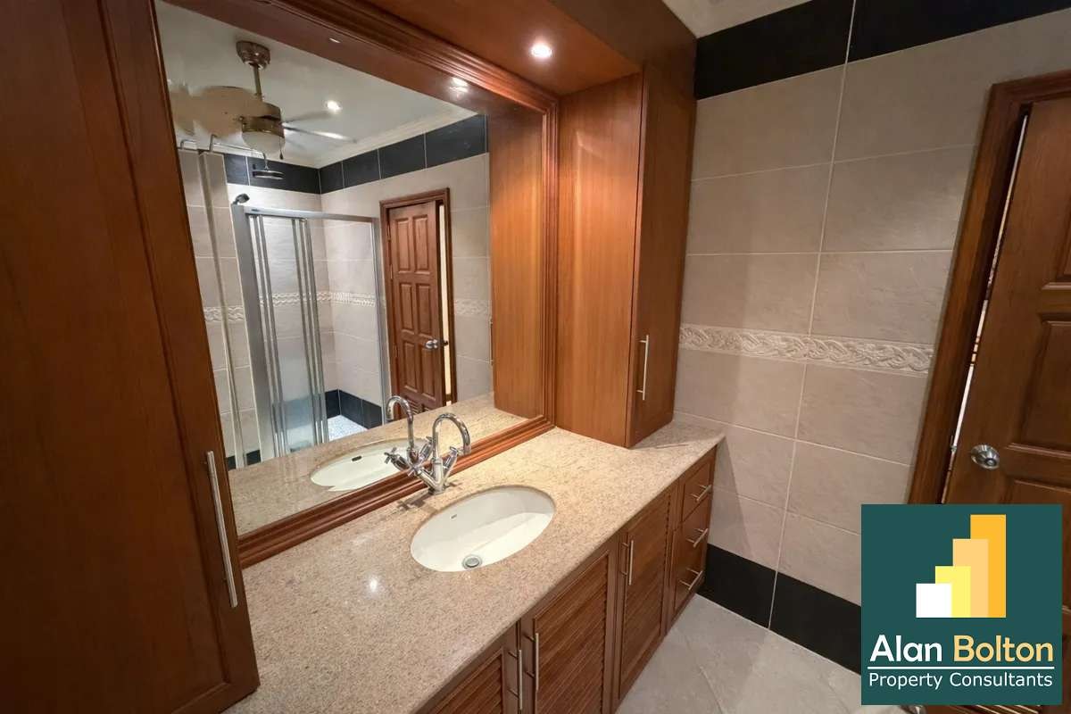Large Top Floor Two Bedroom Two Bathroom Unit in Popular Pratumnak Condo photo 10