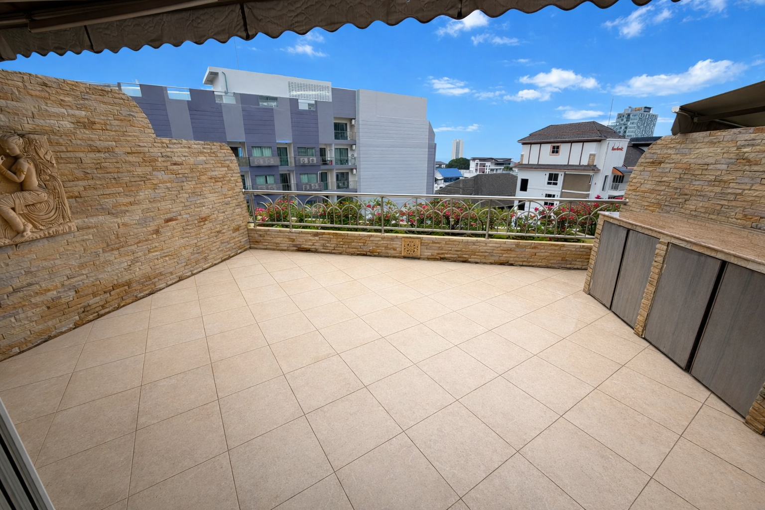 Large Top Floor Two Bedroom Two Bathroom Unit in Popular Pratumnak Condo photo 13