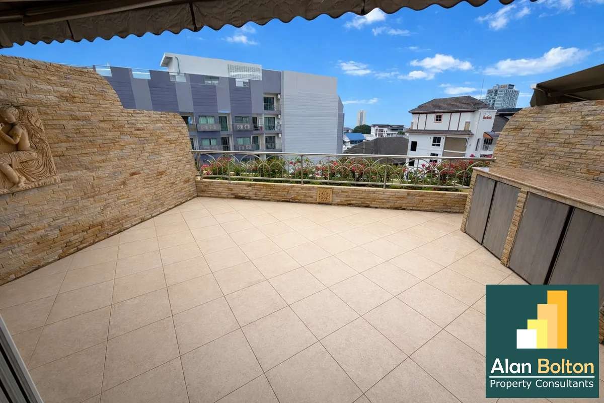 Large Top Floor Two Bedroom Two Bathroom Unit in Popular Pratumnak Condo photo 3