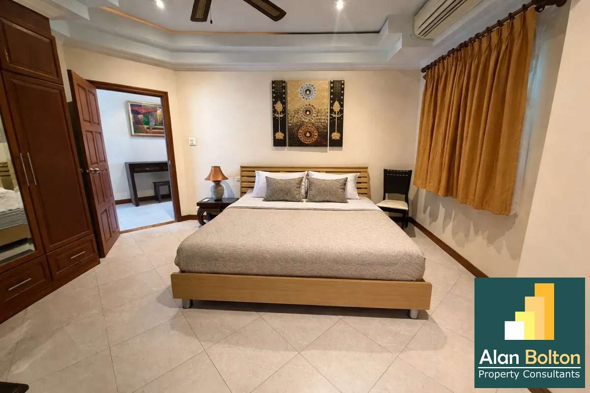 Large Top Floor Two Bedroom Two Bathroom Unit in Popular Pratumnak Condo photo 8
