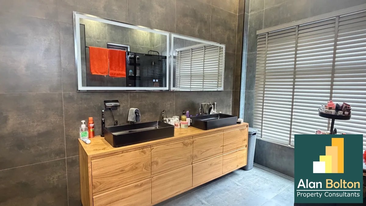 4 bedrooms House For Sale In East Pattaya photo 13