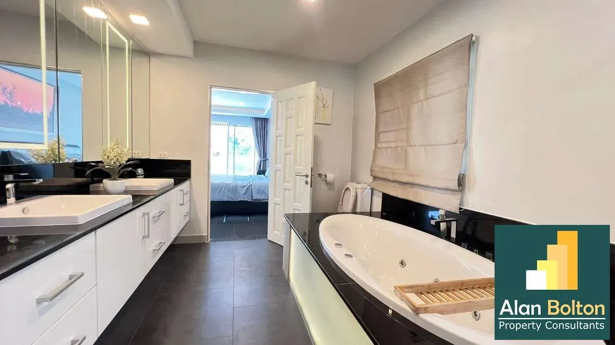 Pool villa for rent 5 Bedrooms 5 Bathrooms in East Pattaya photo 11