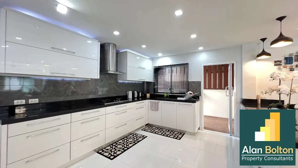 Pool villa for rent 5 Bedrooms 5 Bathrooms in East Pattaya photo 6