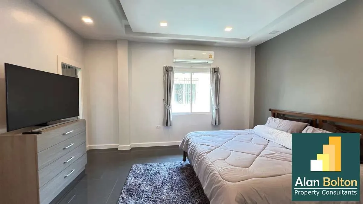 Pool villa for rent 5 Bedrooms 5 Bathrooms in East Pattaya photo 9