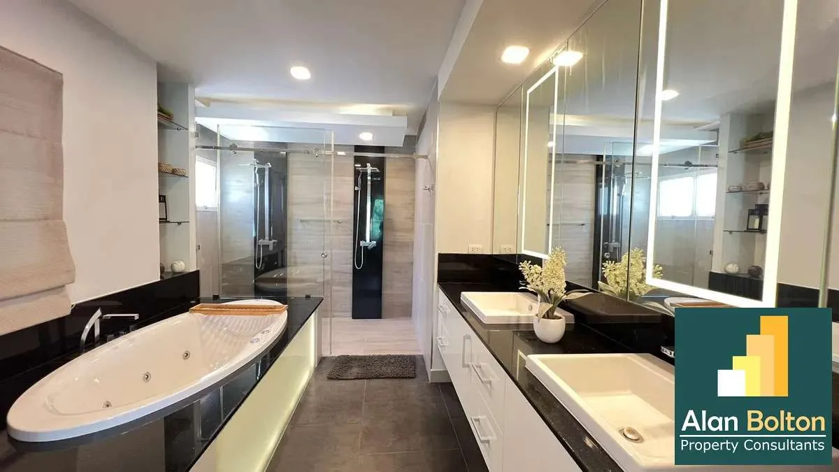 Pool villa for rent 5 Bedrooms 5 Bathrooms in East Pattaya photo 10