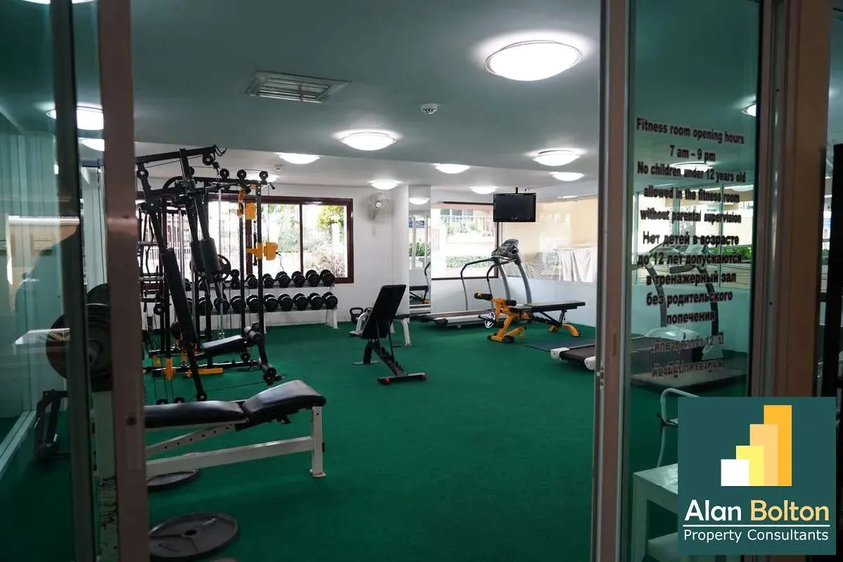 Spacious 1 bed 1 bath room in Jomtien Beach Penthouse for SALE photo 5