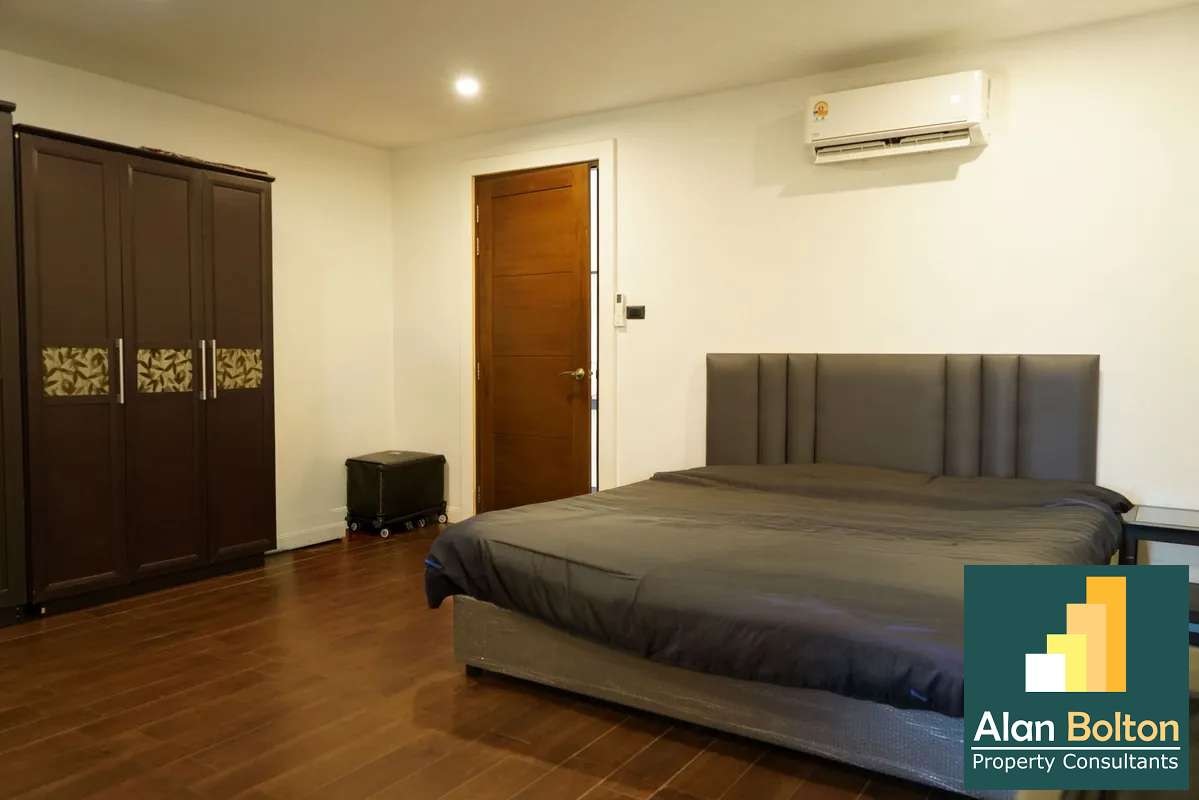Spacious 1 bed 1 bath room in Jomtien Beach Penthouse for SALE photo 4